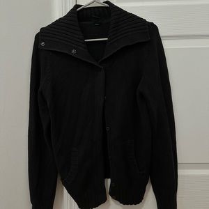 Gap black sweater —— Size L (fit medium) —— (one use)